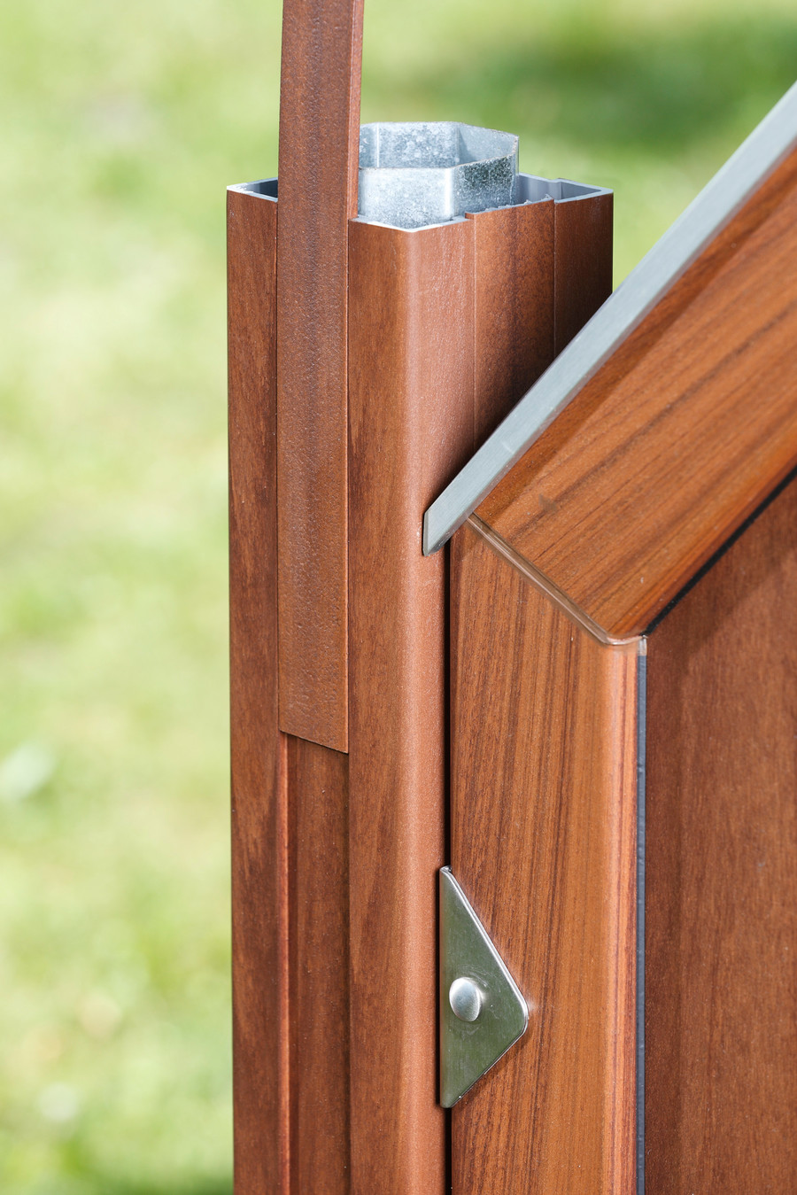 LONGLIFE RIVA Braun Pfosten mit Metallkern und Pfostenprofil