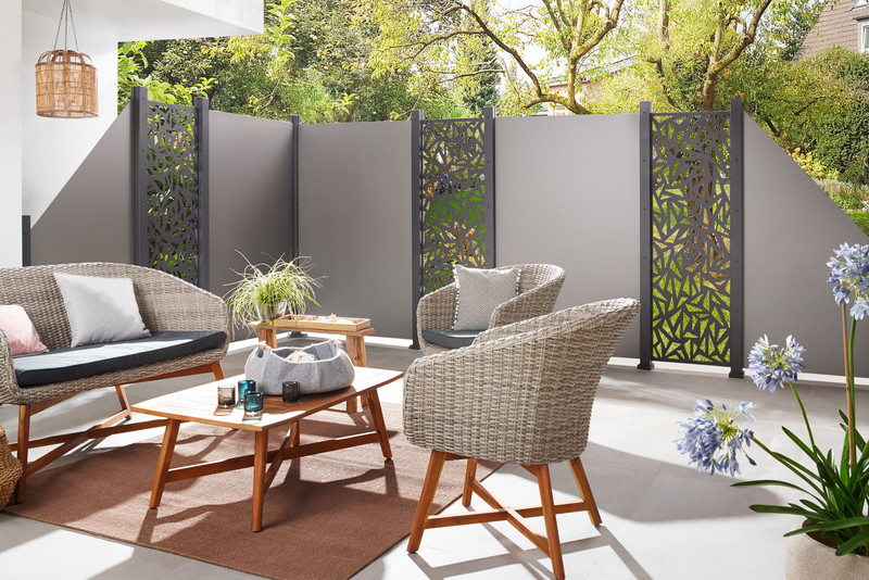 SYSTEM Board Sichtschutz aus Aluminium-Verbundwerkstoff mit Design-Einsätzen Blickdichter SYSTEM Board Sichtschutz aus Aluminium-Verbundwerkstoff mit dekorativen Design-Einsätzen für moderne Garten- und Terrassengestaltung.