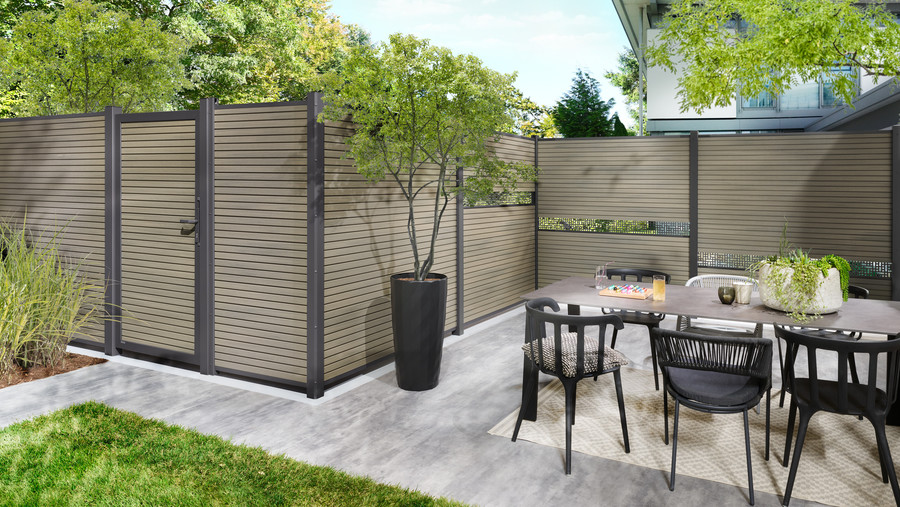 SYSTEM NEO WPC Platinum Sichtschutz mit Schutzummantelung Moderner SYSTEM NEO WPC Platinum Sichtschutzzaun mit coextrudierten WPC-Profilen und widerstandsfähiger Schutzummantelung für Garten und Terrasse