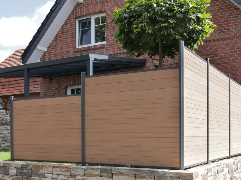 SYSTEM WPC Classic Sichtschutz mit beidseitiger Profiloptik Pflegeleichter SYSTEM WPC Classic Sichtschutzzaun mit unterschiedlich gestalteten Sichtseiten der WPC-Profile für eine attraktive Optik von Garten- und Nachbarseite