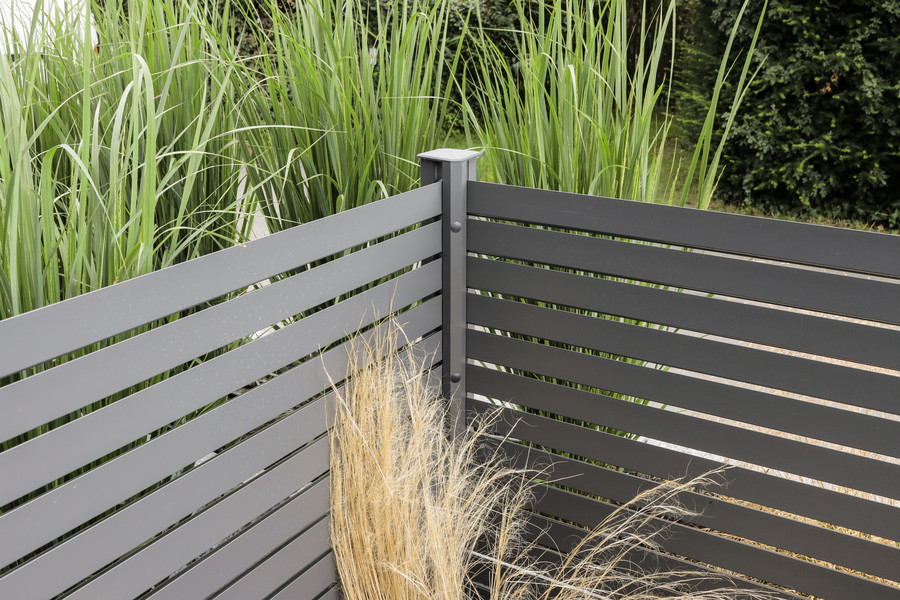 Pflegeleichte Vorgartenzäune aus WPC oder Metall oder kombiniert