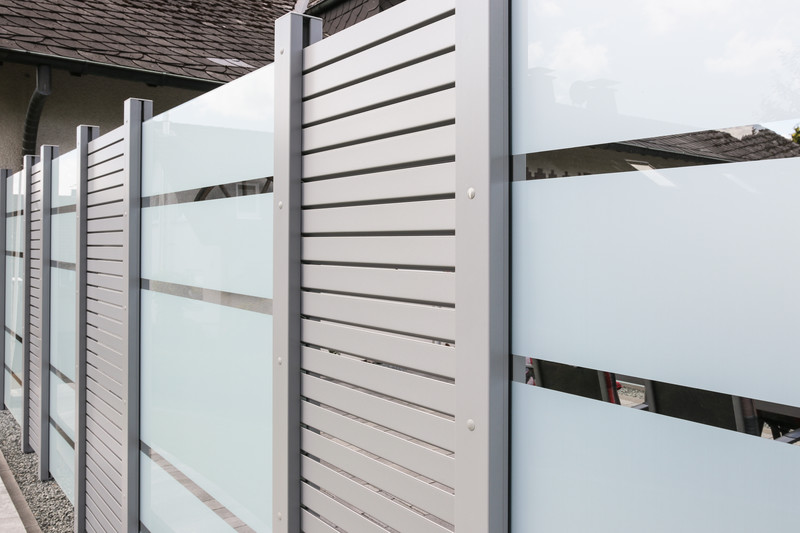 Klemmpfosten für die Kombination von 2 cm starken SYSTEM Zaunprofilen aus WPC oder Aluminium mit 8 mm starken Glas- und Keramikelementen im Sichtschutzzaun.